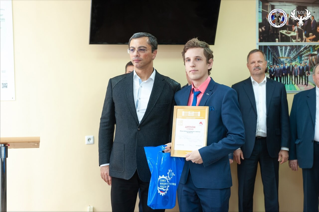 Награждение дипломом победителя хакатона «Инженерия 0+» Грушко Сергея