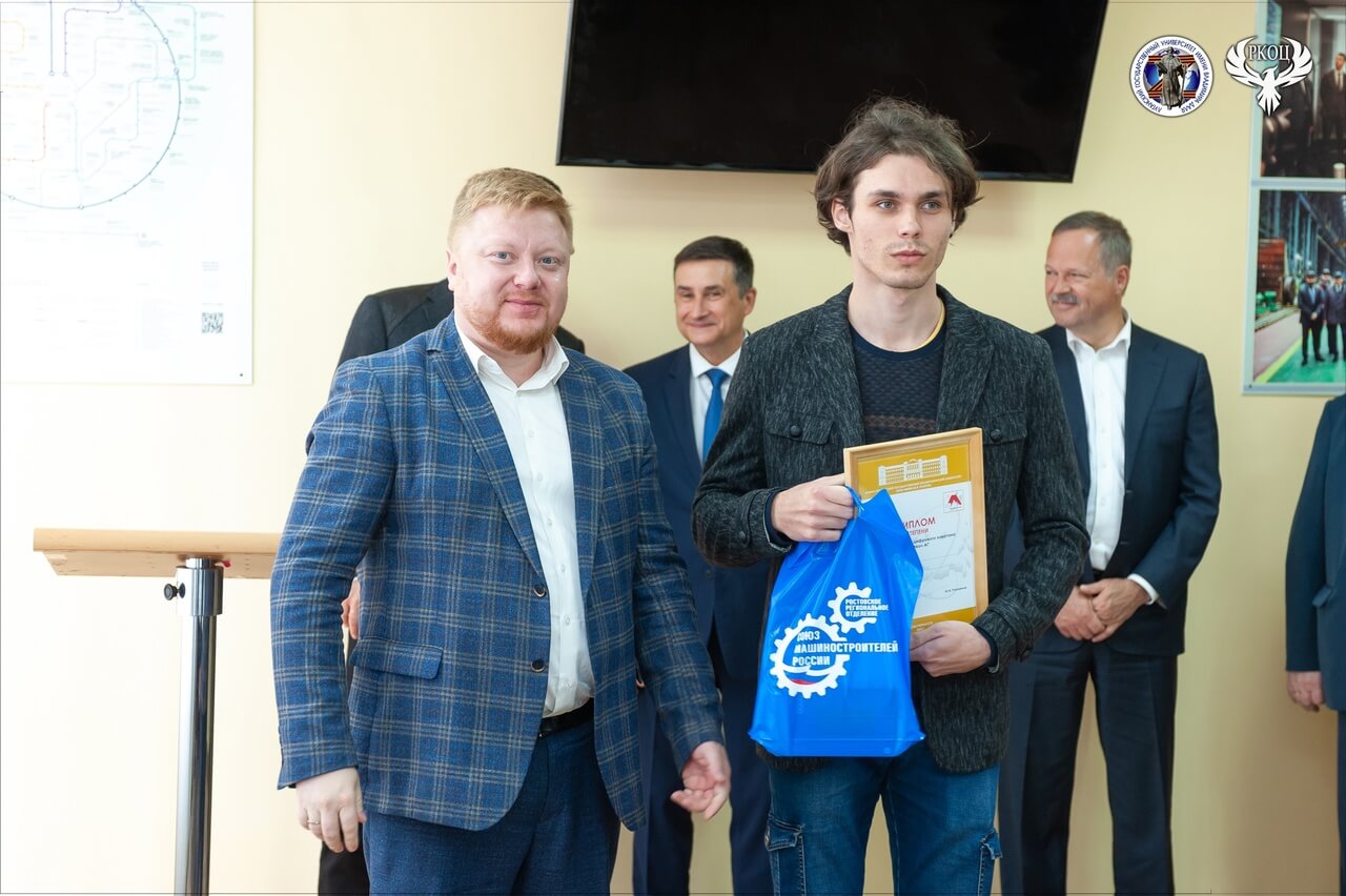 Награждение дипломом победителя хакатона «Инженерия 0+» Усенко Ярослава