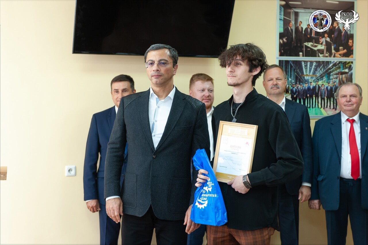 Награждение дипломом победителя хакатона «Инженерия 0+» Жеребцова Артёма