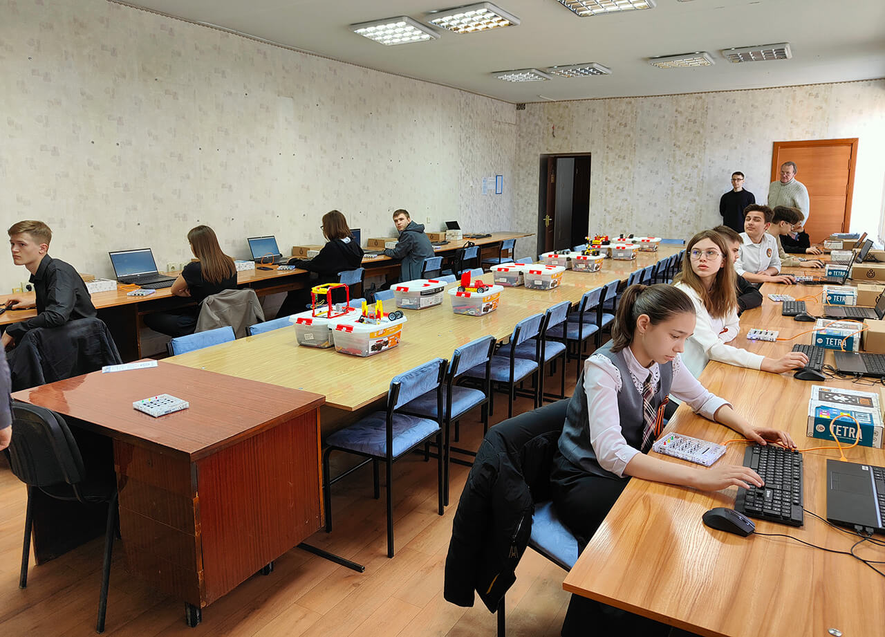 Ученики школы работают с цифровыми лабораториями Ученики школы работают с цифровыми лабораториями